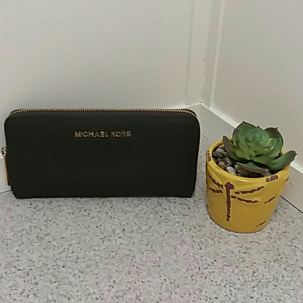 Michael Kors new without tags green wallet